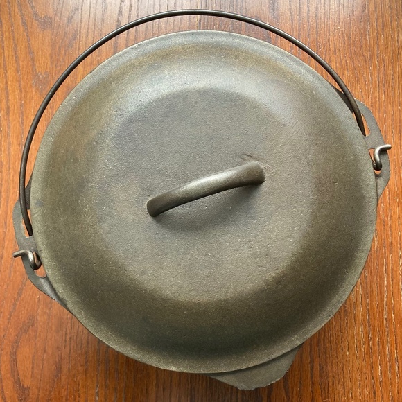 Vintage Cast Iron No 8 Dutch Oven - Picture 8 of 11
